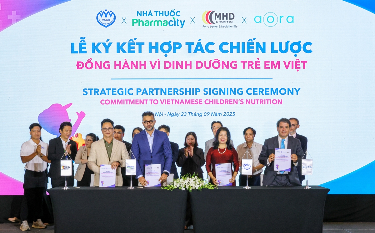 Các đại biểu thực hiện nghi thức ký kết hợp tác chiến lược (Ảnh: BTC)