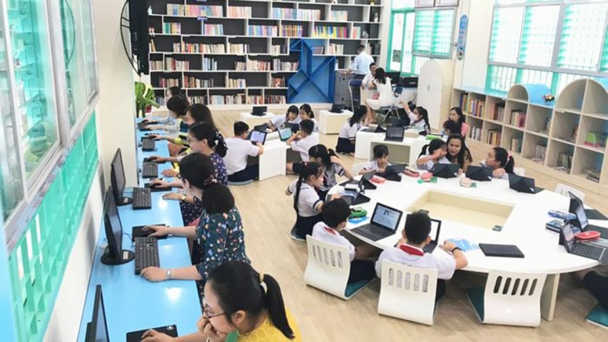 Bạn đọc tiếp cận với tài liệu đã được số hóa trong thư viện. Ảnh: MH.