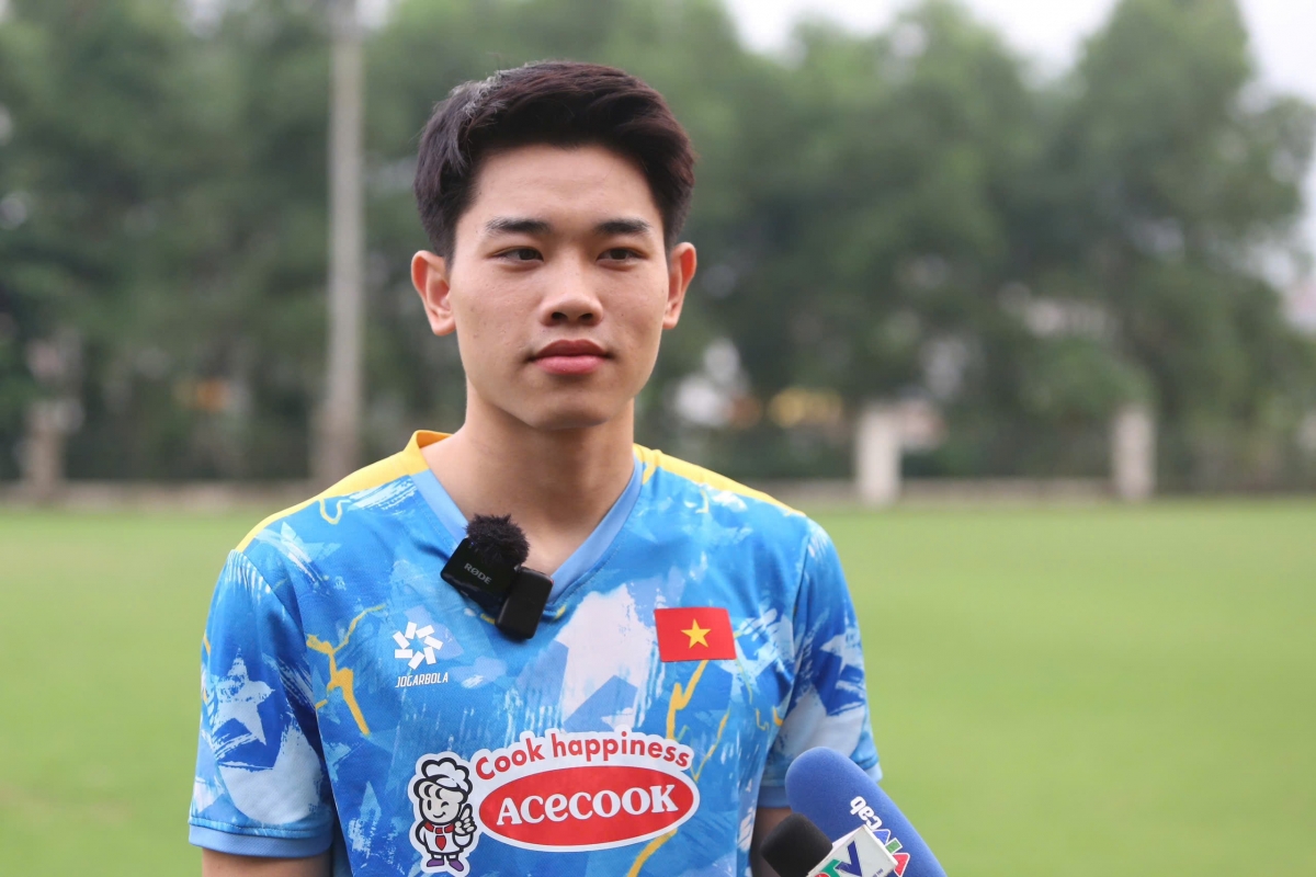 Đình Bắc trả lời truyền thông trước buổi tập chiều 1/9 của U23 Việt Nam (Ảnh: VFF)