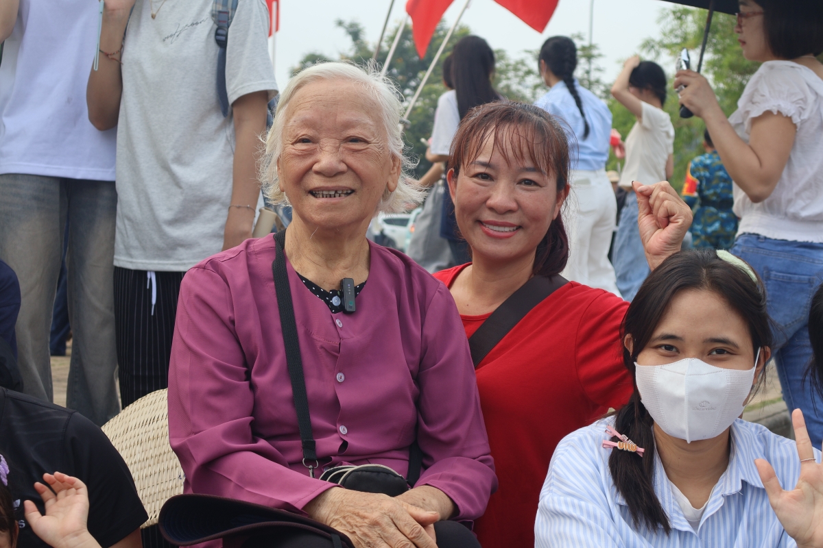 Chị Ngô vui lắm vì được thỏa ước nguyện của người mẹ đã già yếu (Ảnh: Thu Hòa)