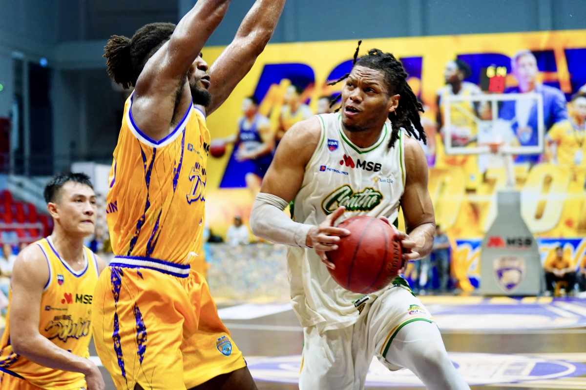 Cantho Catfish (trắng) bất lợi sau trận đấu đầu tiên của vòng playoffs (ảnh: VBA)