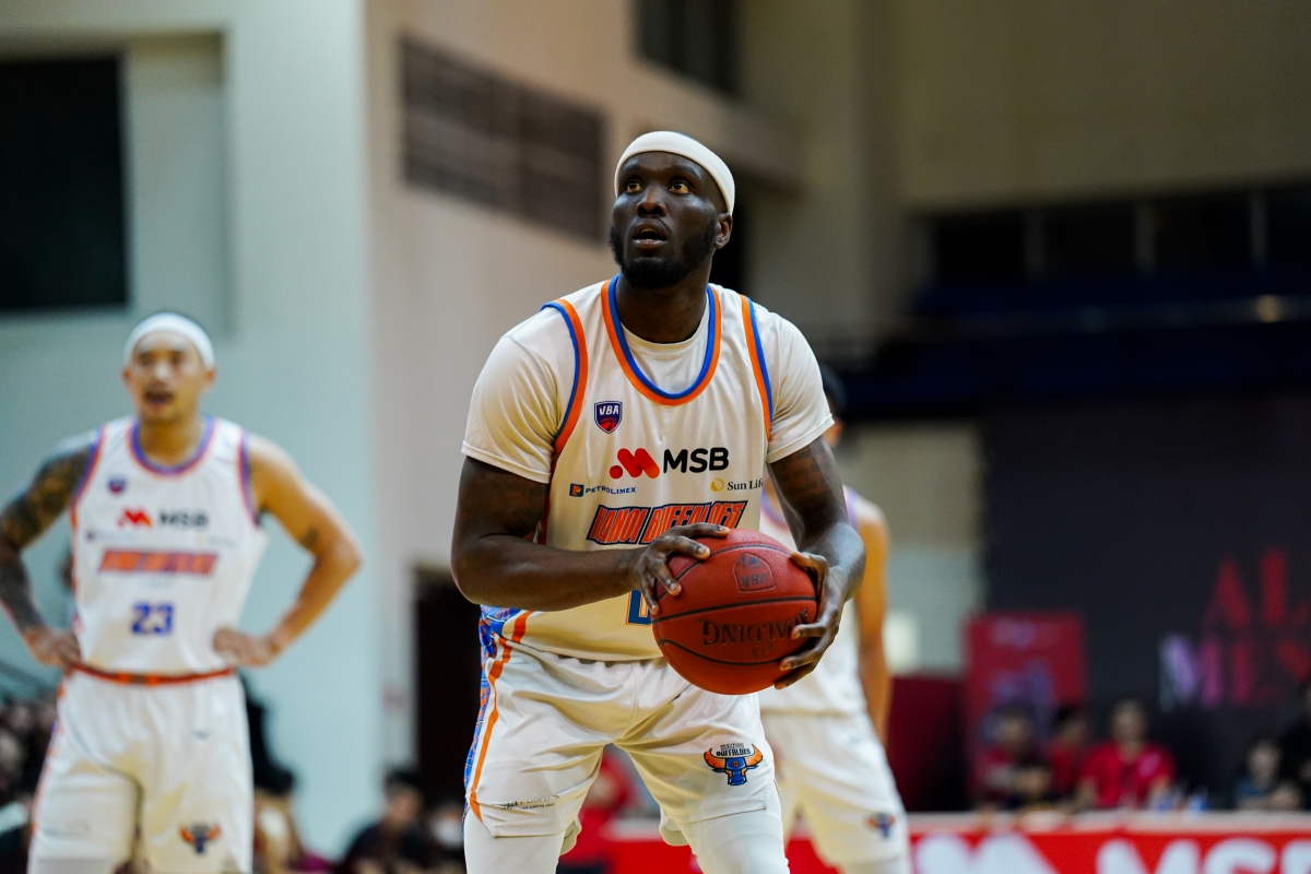 Tamyrik Fields ghi tới 37 điểm trong chiến thắng quyết định của Hanoi Buffaloes (ảnh: VBA)