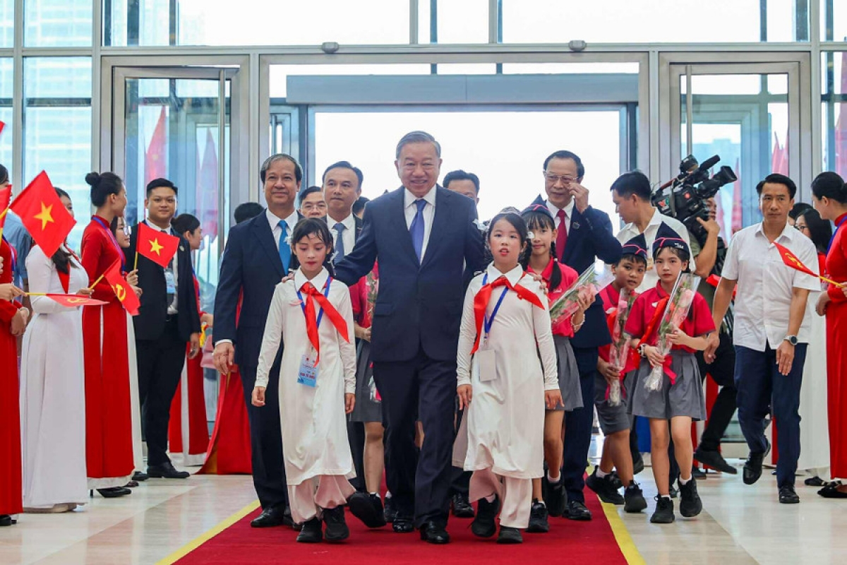 Tổng Bí thư Tô Lâm cùng các đại biểu tới dự khai giảng năm học 2025 – 2026 và kỷ niệm 80 năm truyền thống ngành Giáo dục (Ảnh: Moet)