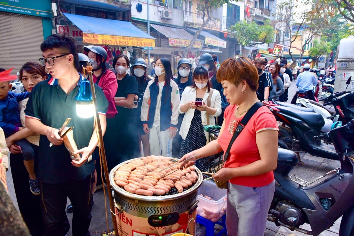 Quán lạp xưởng nướng đá thường bày bán ngay tại vỉa hè không đảm bảo ATTP. Ảnh: Vietnamnet