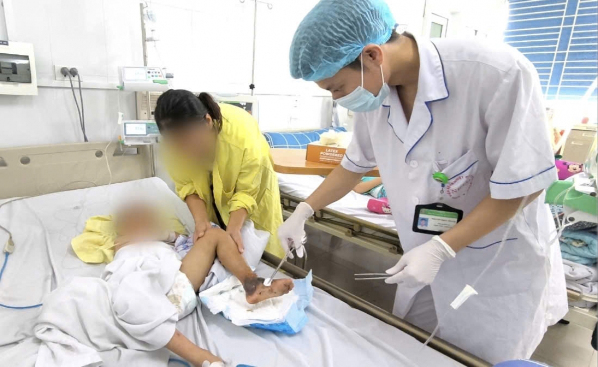 Mu bàn chân trái của bệnh nhân sưng nề, nóng đỏ, có những phần thâm đen, hoại tử (Ảnh: BVCC)