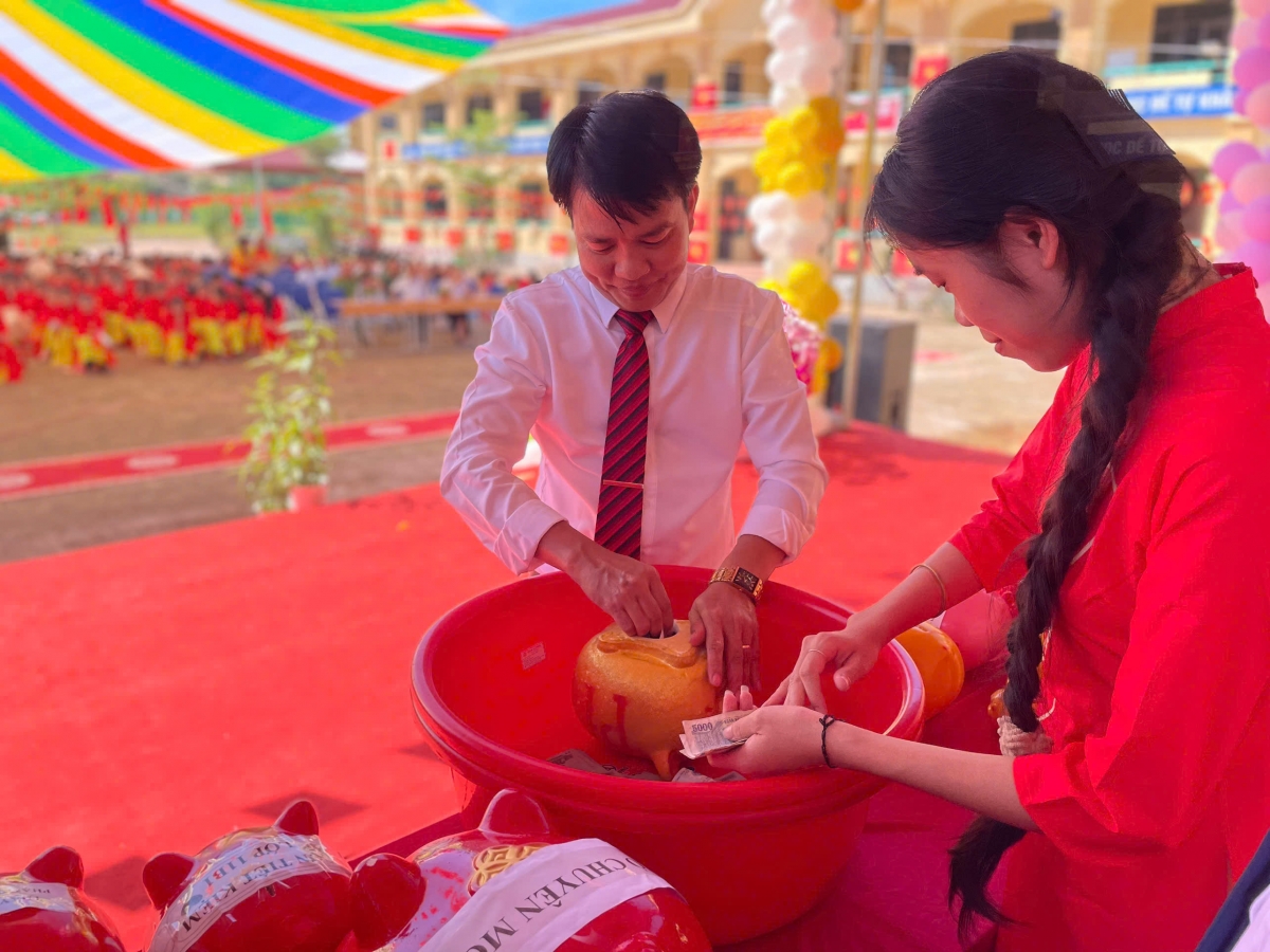 Hoạt động mổ lợn tiết kiệm từ phong trào “Hai nghìn đồng mỗi ngày cho giáo dục” của Trường PTDTNT THPT Nà Hỳ (xã Nà Hỳ, tỉnh Điện Biên)