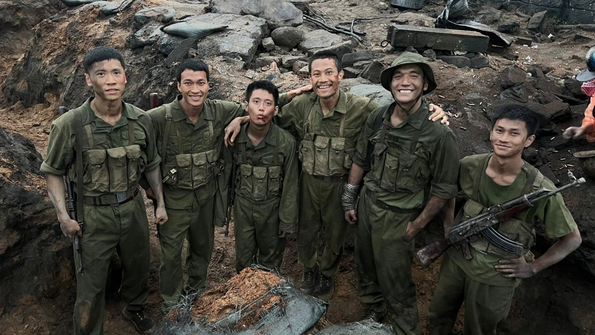 Diễn viên "Mưa đỏ" tại phim trường. Ảnh: NVCC