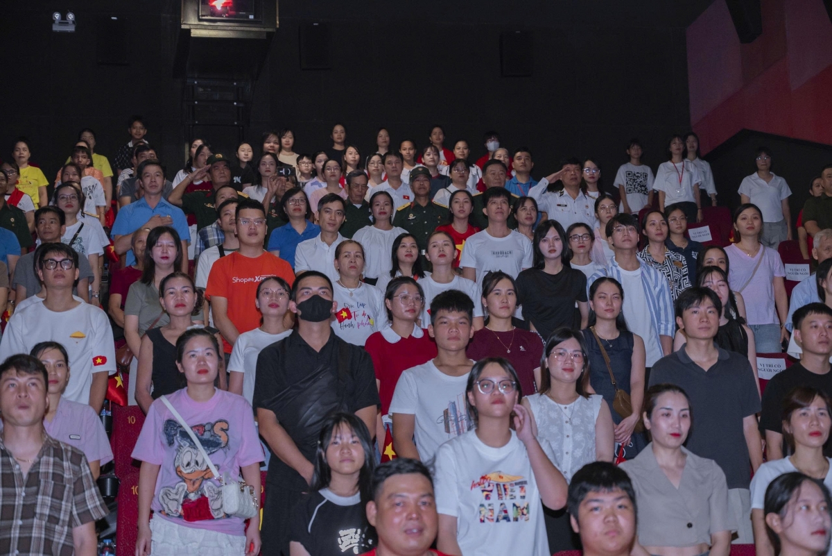 Dù còn những tranh luận nhiều chiều nhưng "Mưa đỏ" vẫn thu hút đông đảo khán giả đến rạp. Ảnh: NVCC