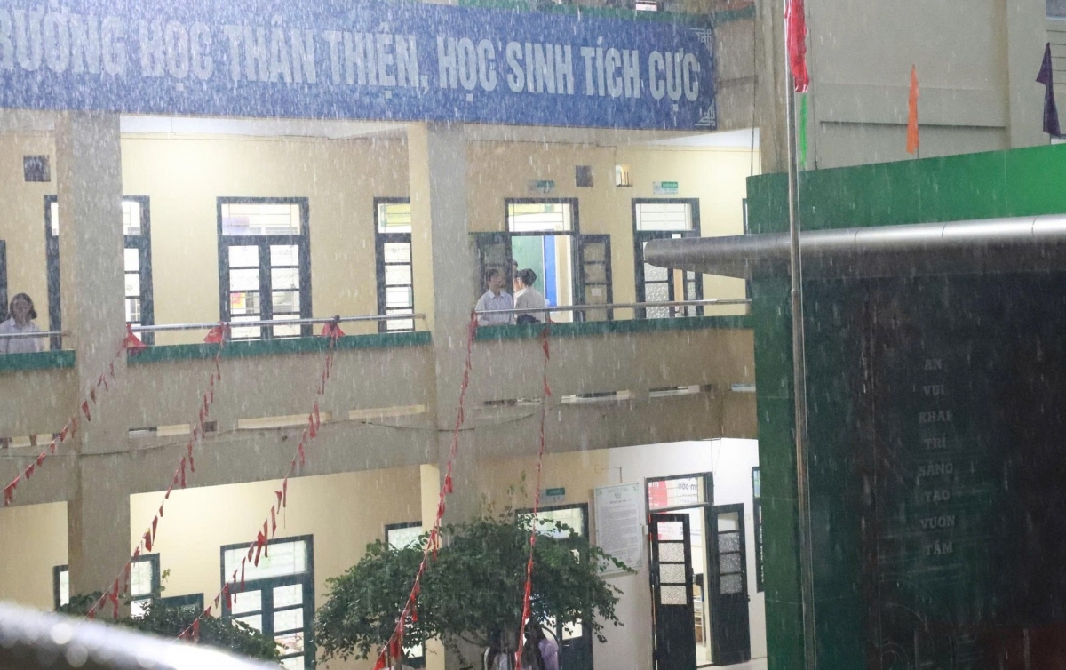 Do mưa ngập nhiều học sinh còn "mắc kẹt" tại trường chưa trở về nhà
(Ảnh: Trường THPT Phan Huy Chú)