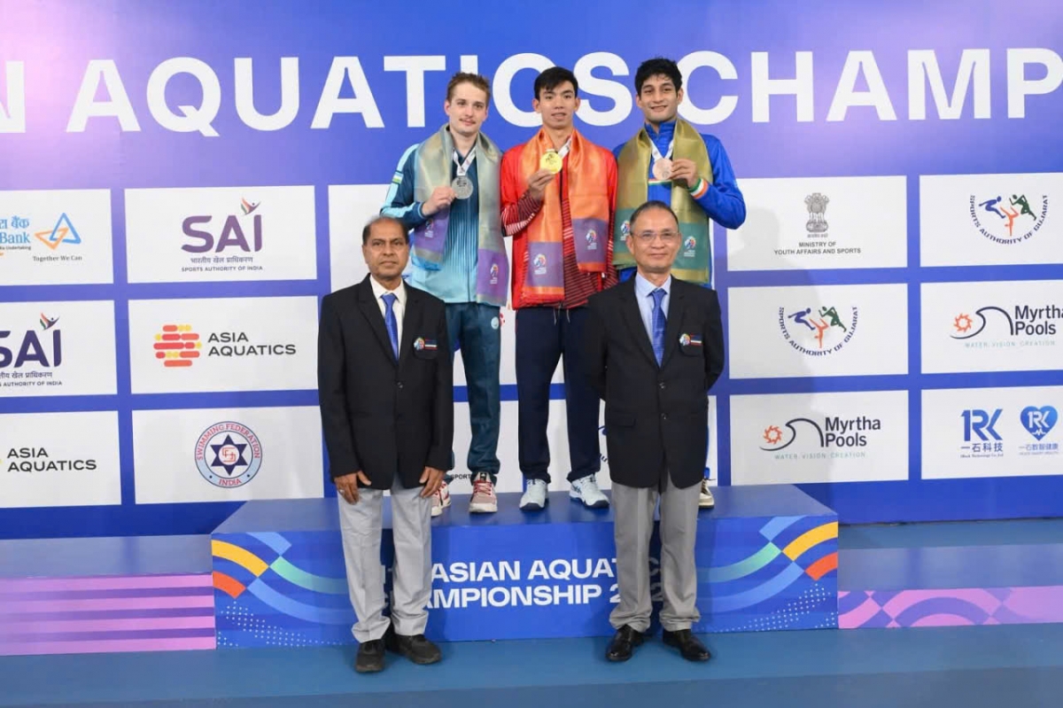 Nguyễn Huy Hoàng (giữa) trên bục nhận huy chương tại giải vô địch châu Á 2025 (Ảnh: Liên đoàn bơi Ấn Độ)