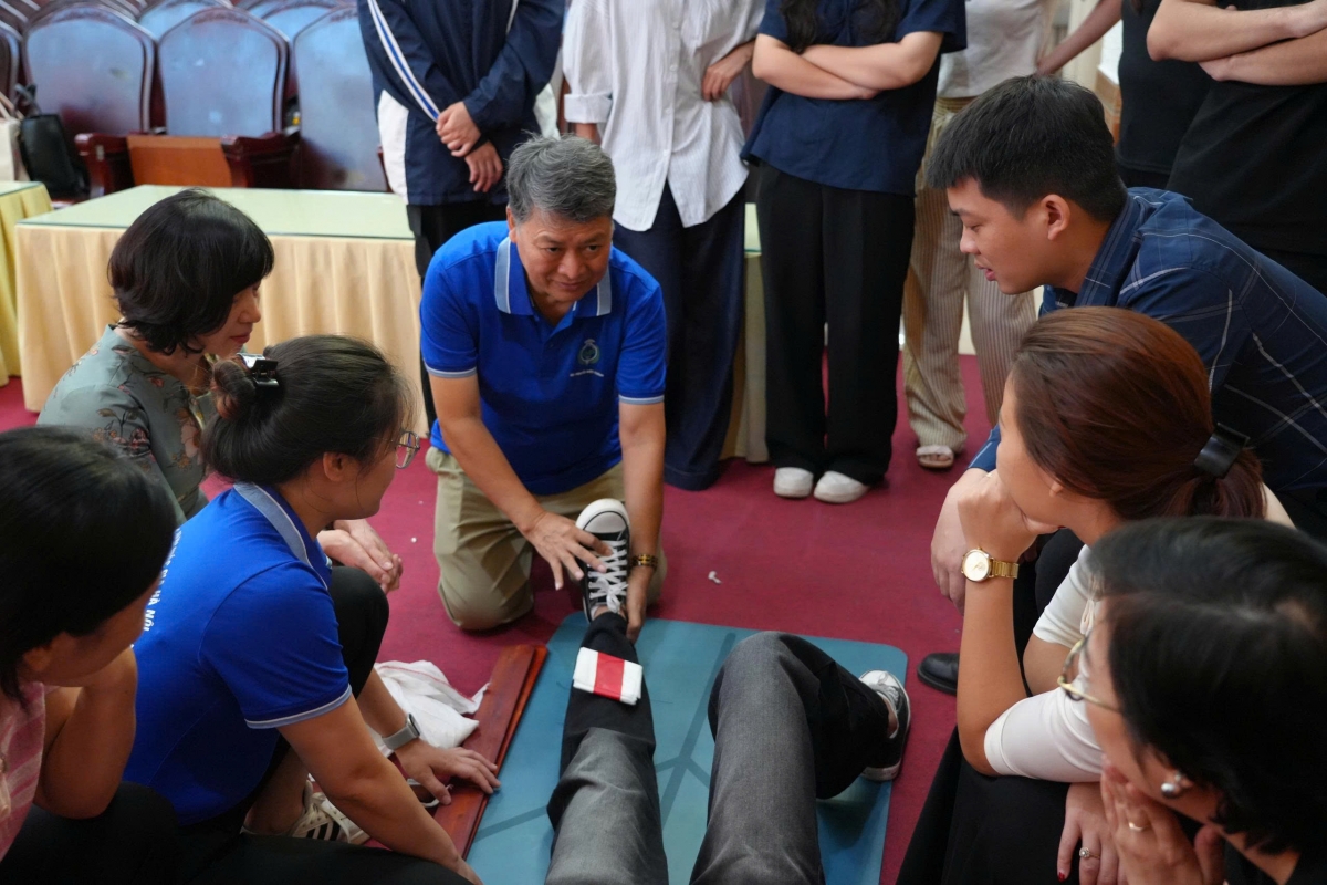 PGS.TS Nguyễn Đức Chính, Phó trưởng Bộ môn Ngoại tiêu hoá và chấn thương, Bệnh viện Hữu nghị Việt Đức trực tiếp hướng dẫn các học viên trường ĐHKHXHVNV ĐHQGHN thực hành 