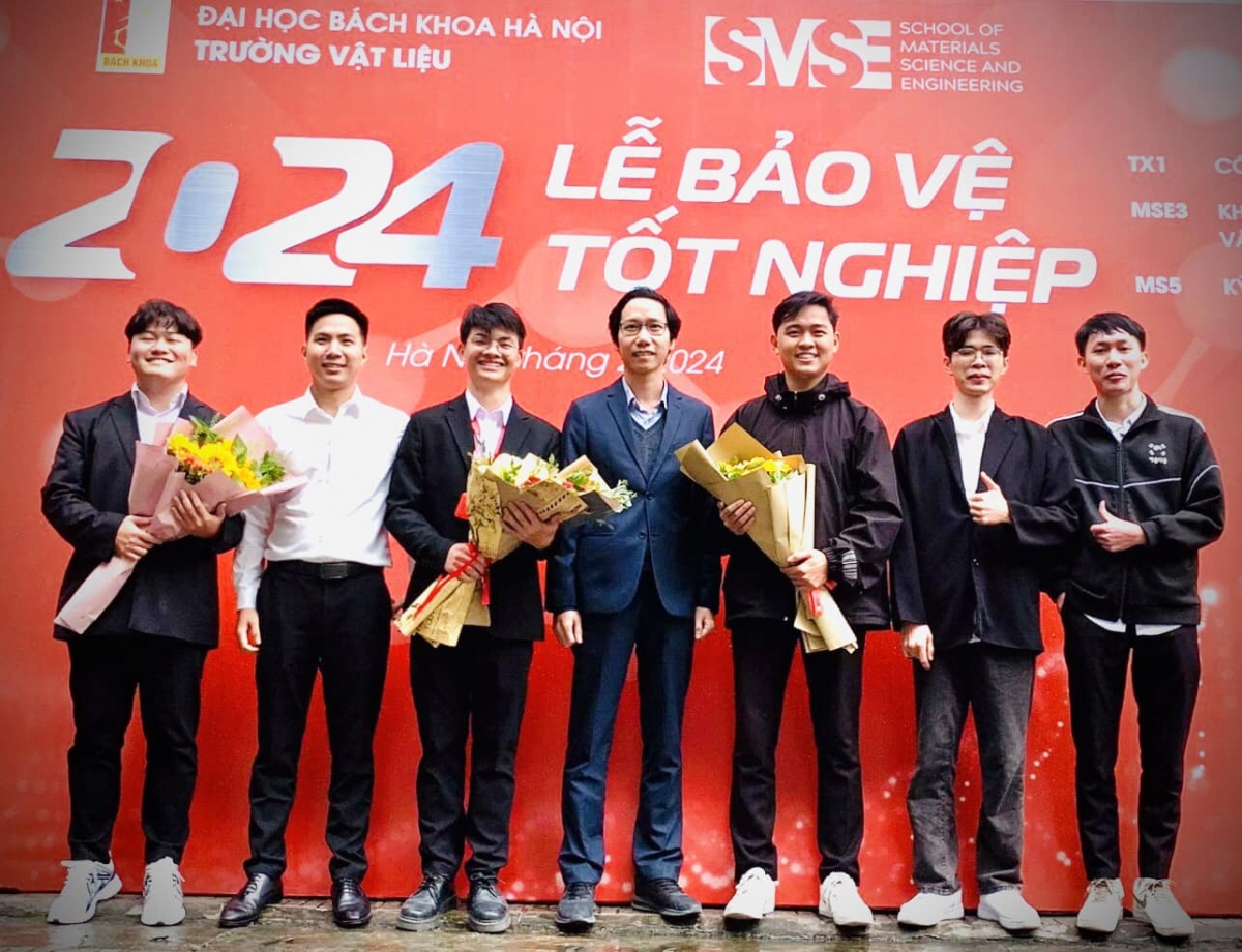 PGS. Lê Văn Lịch (giữa) và sinh viên Trường Vật liệu, ĐHBK Hà Nội trong Lễ Bảo vệ tốt nghiệp 2024 (nguồn: ĐHBK Hà Nội)