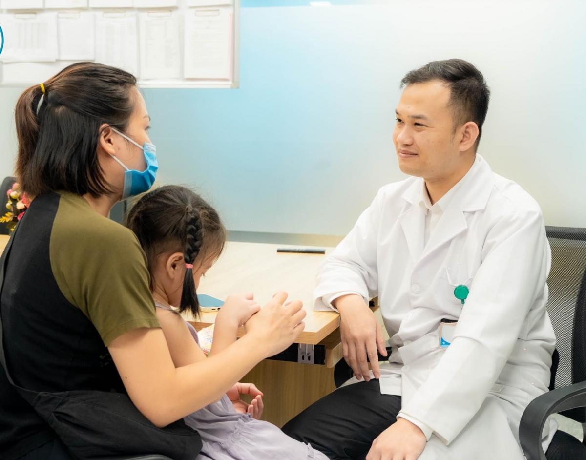 BS Đỗ Hùng Anh - Khoa ngoại tổng hợp - BV Nhi Hà Nội tư vấn cho bệnh nhi khuyết tật bàn tay. Ảnh: BVCC