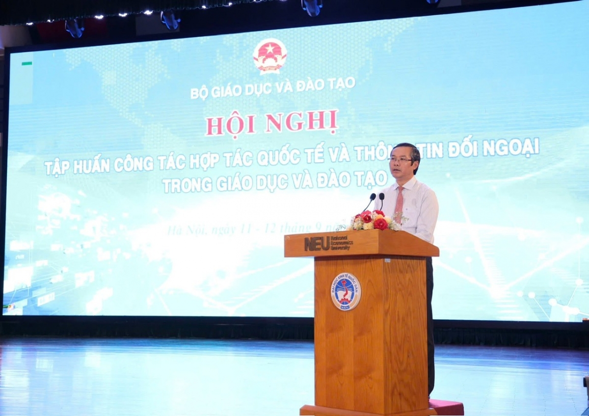 Thứ trưởng Bộ GD-ĐT Nguyễn Văn Phúc phát biểu khai mạc hội nghị. (Ảnh MOET)