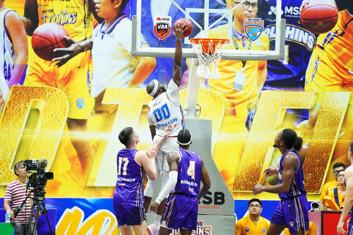 Tamyrik Fields (trắng) mang về 26 điểm trong chiến thắng quan trọng của Hanoi Buffaloes
(ảnh: VBA)