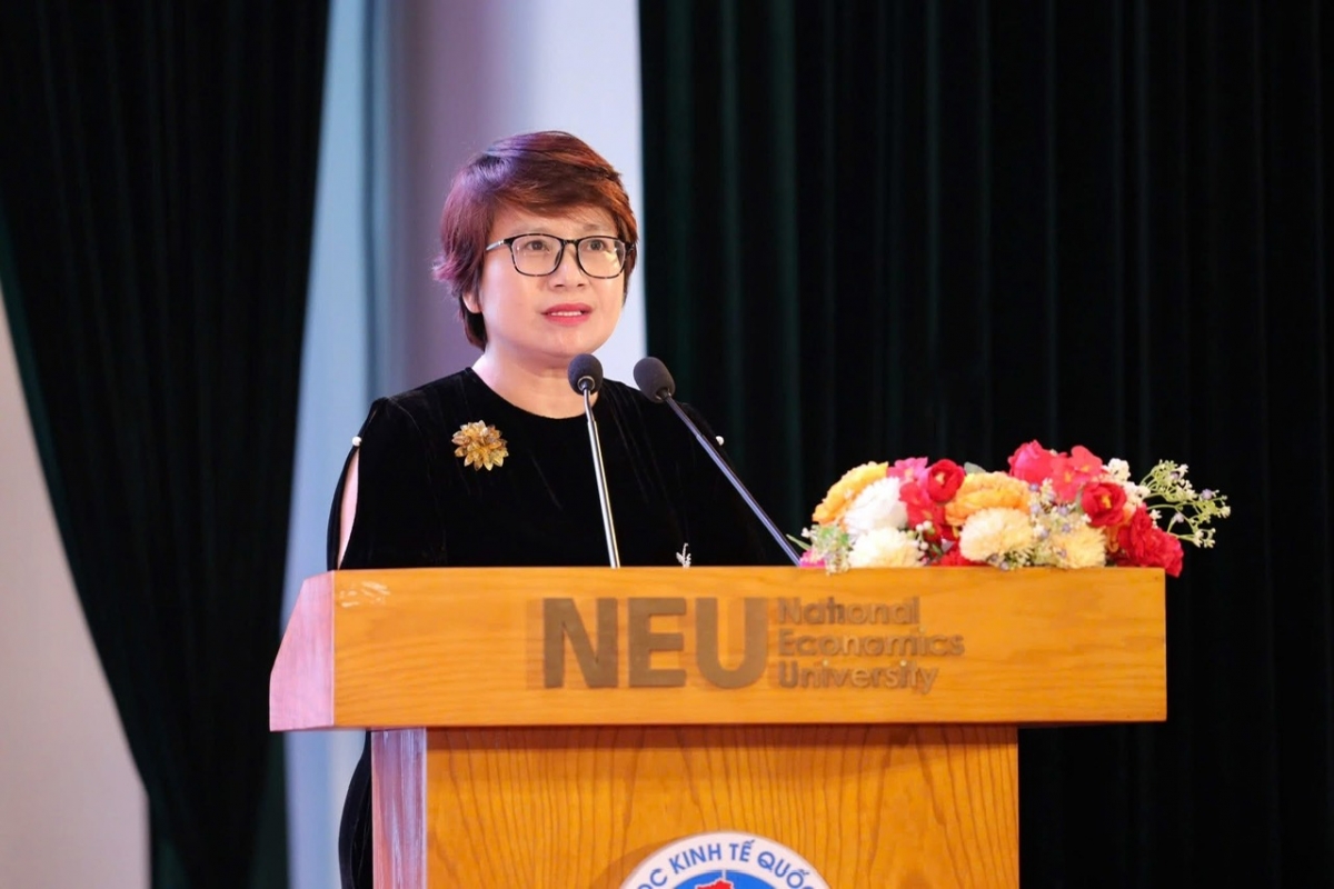 Bà Nguyễn Thu Thủy - Cục trưởng Cục Hợp tác quốc tế, Bộ GD&amp;ĐT trình bày tham luận tại Hội nghị 
(Ảnh : MOET)
