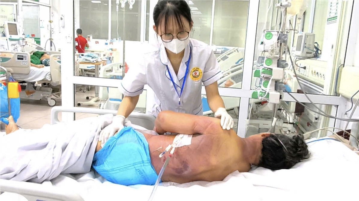 Vùng cổ - lưng – hông trái của bệnh nhân đều sưng nề đỏ, bong da, lan sang cả mạn sườn phải
(Ảnh: BVCC)