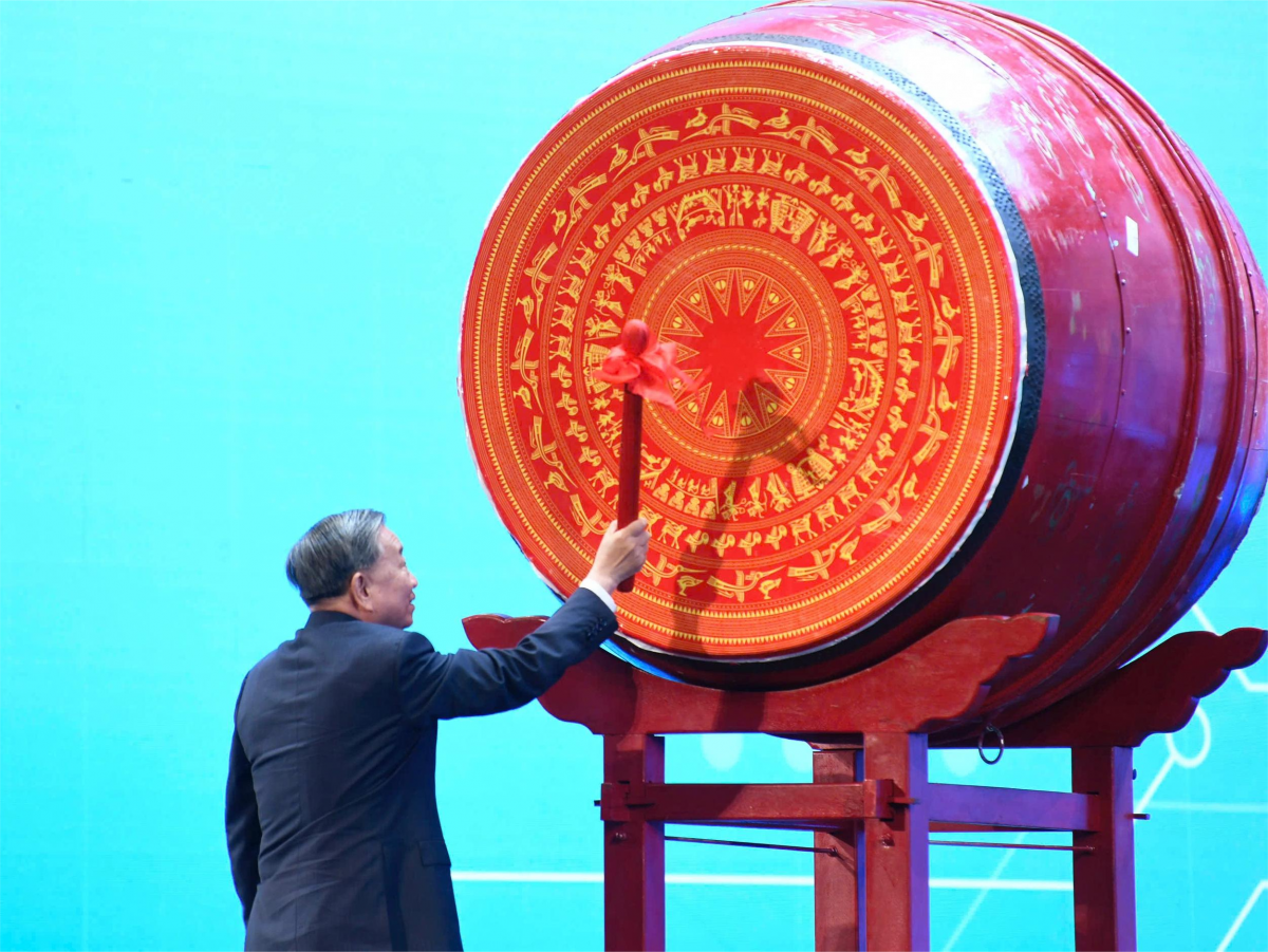 Tổng Bí thư Tô Lâm đánh trống kgai giảng năm học mới 2025-2026
(Ảnh: Gia Hân)