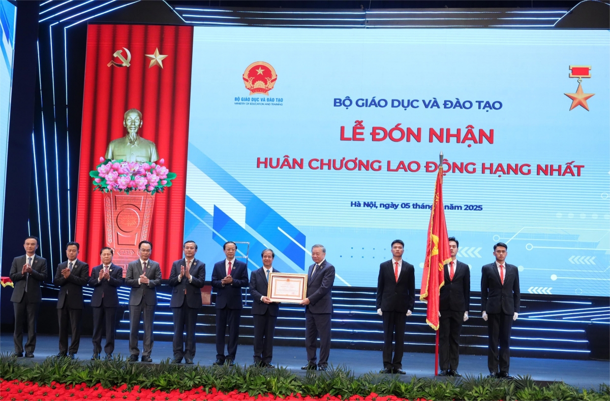 Tổng Bí thư Tô Lâm trao tặng Huân chương Lao động hạng Nhất cho Bộ Giáo dục và Đào tạo.