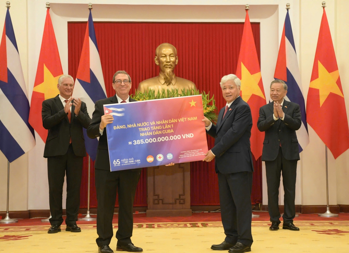 Tổng Bí thư Tô Lâm và Bí thư thứ Nhất Đảng Cộng sản Cuba, Chủ tịch nước Cộng hòa Cuba Miguel Díaz-Canel Bermúdez chứng kiến trao tiền hỗ trợ cho nhân dân Cuba.