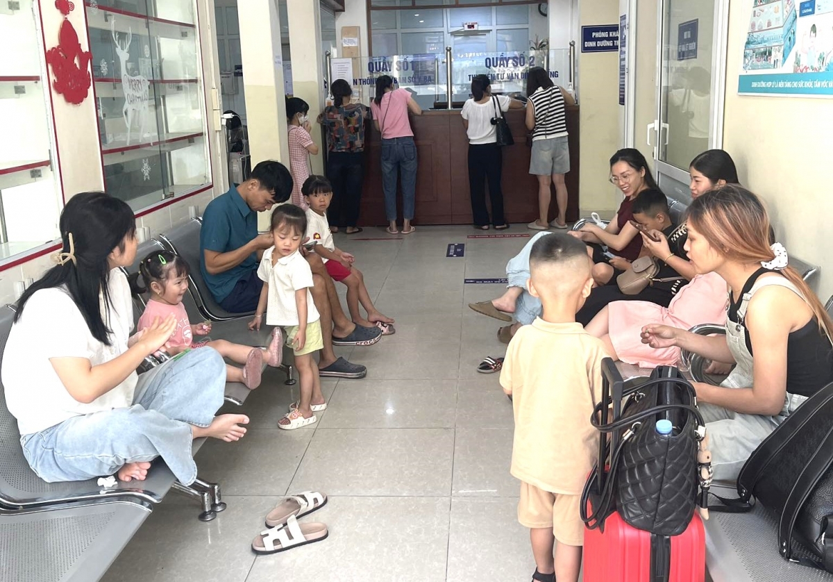Nhiều trẻ được gia đình đưa đi khám dinh dưỡng sau khi thấy con thấp còi hơn các bạn cùng
trang lứa. Ảnh: Viện Dinh dưỡng