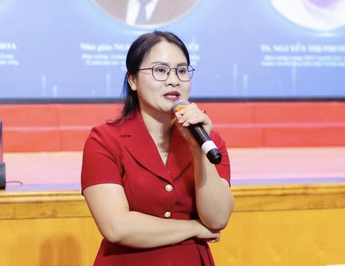 "Cha mẹ học sinh vì quá lo lắng thành tích, buộc con em học thêm quá nhiều nơi mới khiến học sinh quá tải. Còn việc giúp học sinh hoàn thiện kiến thức cho các kì thi, theo lộ trình, nhà trường sẽ tổ chức bồi dưỡng theo từng đối tượng theo hướng dẫn từ thông tư 29"- TS Nguyễn Thị Phương Lan, Hiệu trưởng trường THPT Nguyễn Trãi-Ba Đình, Hà Nội. Ảnh:NVCC