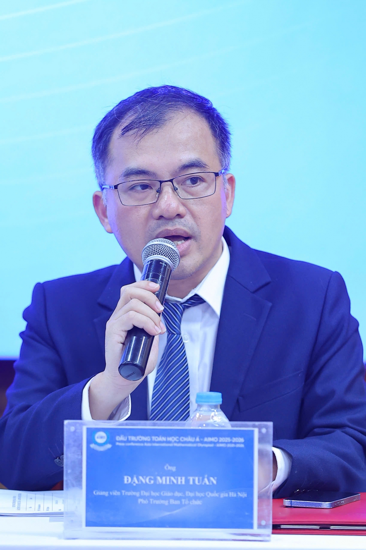 Thầy giáo Đặng Minh Tuấn - Phó trưởng Ban tổ chức AIMO 2025-2026 thông tin về Thể lệ cuộc thi (Ảnh : Thu Lương)