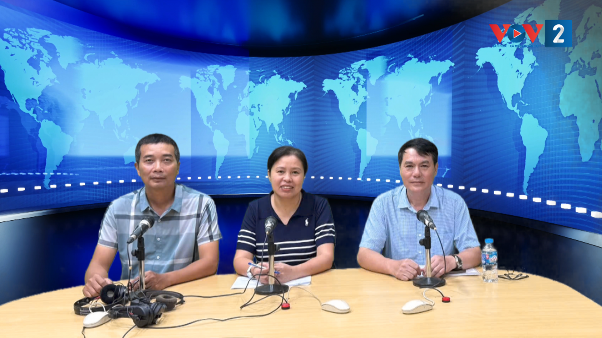 Ông Nguyễn Xuân Dũng - Giám đốc Thư viện Quốc gia Việt Nam (bên phải)