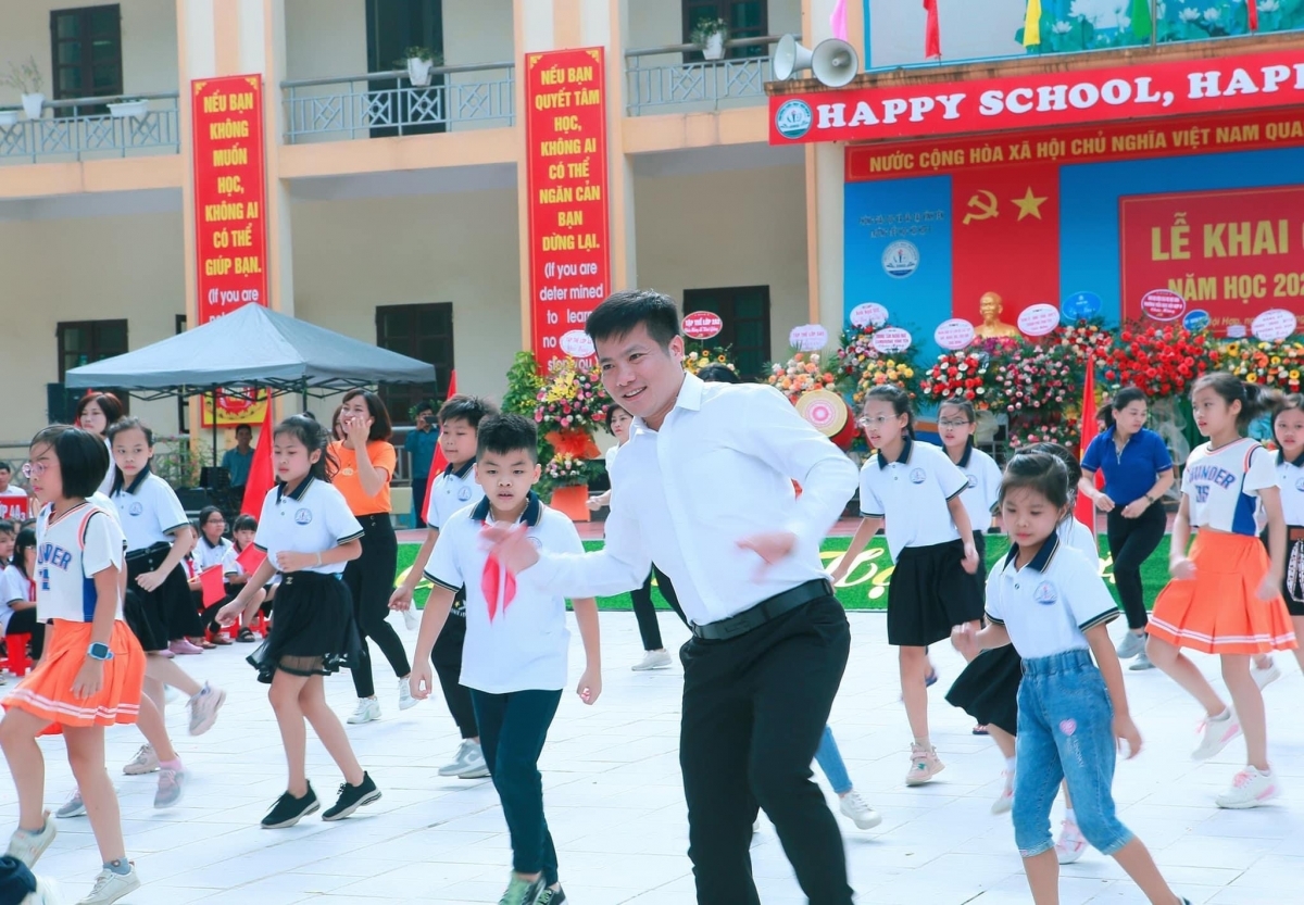 Theo Bộ GD-ĐT, vệc ban hành quy tắc ứng xử của nhà giáo góp phần nâng cao chất lượng dạy và học trong nhà trường.
(Ảnh: Thầy trò trường Tiểu học Hội Hợp B, tỉnh Phú Thọ)