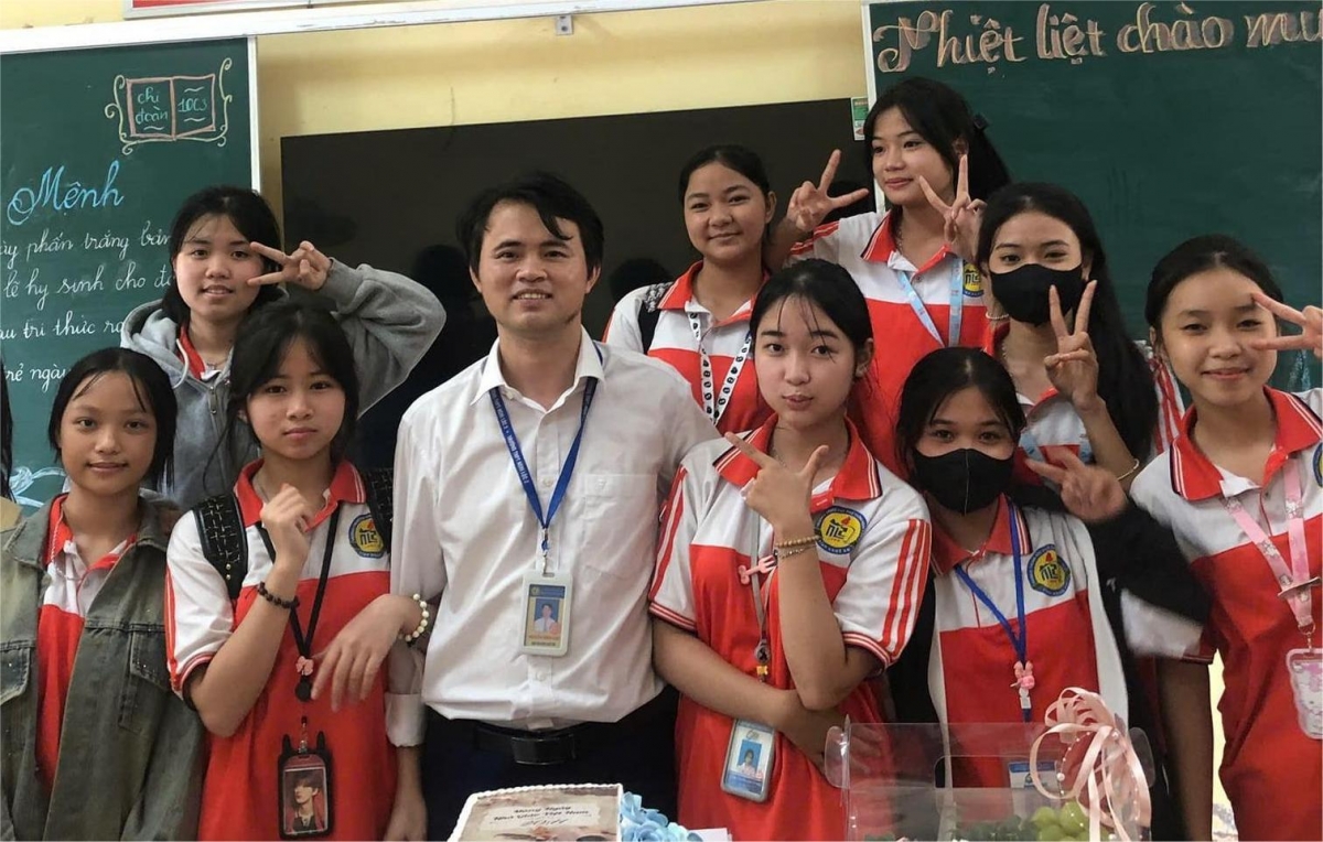 Thầy Nguyễn Đình Ánh, giáo viên Trường THPT Nghi Lộc 2 (Nghệ An) cùng các học sinh (Ảnh: NVCC)