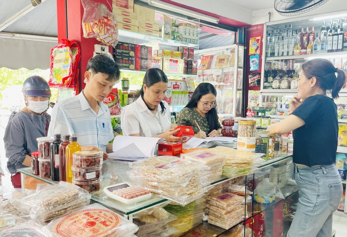 Ban Quản lý An toàn thực phẩm TP Đà Nẵng phối hợp UBND phường Hải Châu kiểm tra các cơ sở sản xuất, kinh doanh thực phẩm dịp Tết Trung thu. Ảnh: Tuyết Lê