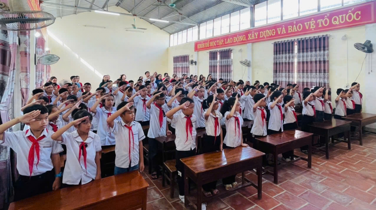 Học sinh Trường tiểu học Sơn Bằng xã Hương Sơn, tỉnh Hà Tĩnh chào cờ trực tuyến