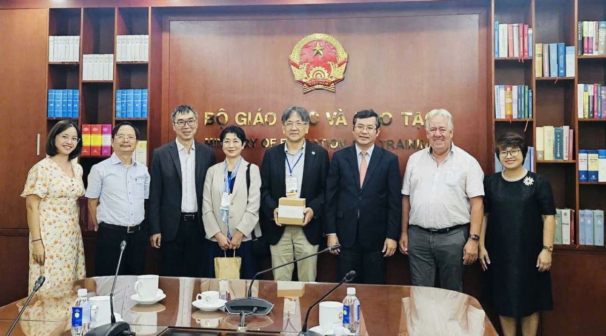 Thứ trưởng Bộ GD&amp;ĐT Nguyễn Văn Phúc đã tiếp thân mật các nhà toán học tham dự Hội thảo