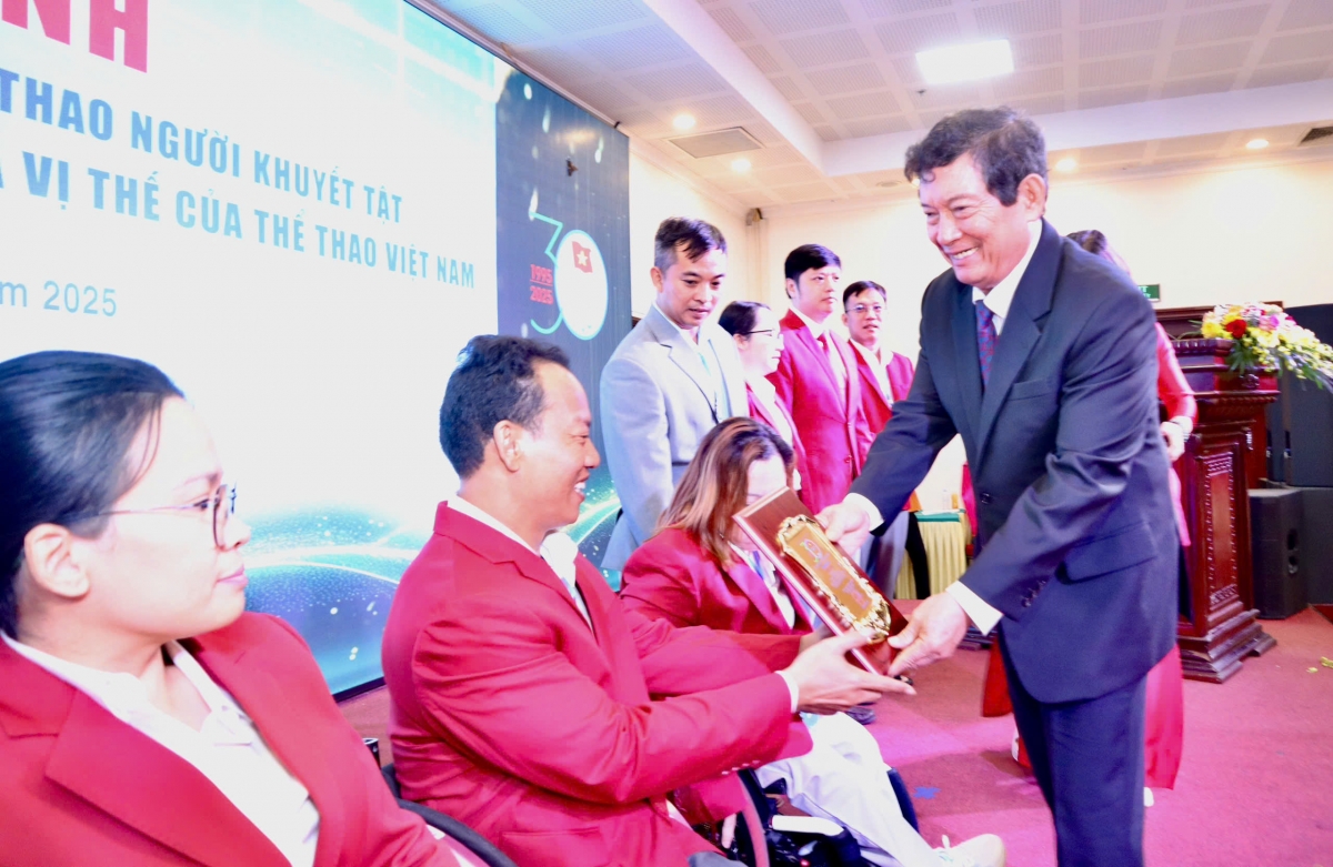 Ông Huỳnh Vĩnh Ái trao tặng bảng vinh danh cho các VĐV, HLV xuất sắc nhất
của thể thao người khuyết tật Việt Nam (ảnh: BTC)