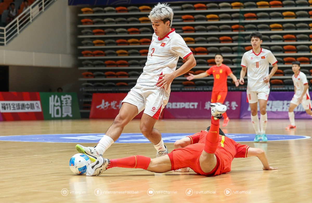 Tuyển futsal Việt Nam ghi tới 5 bàn ngay trong hiệp 1 trận đấu với chủ nhà Trung Quốc (ảnh: VFF)