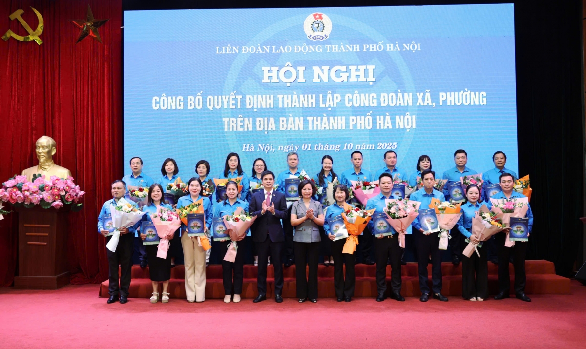 Phó Chủ tịch Tổng LĐLĐ Việt Nam Ngọ Duy Hiểu và Phó Chủ tịch Thường trực Mặt trận Tổ quốc Việt Nam thành phố Hà Nội Bùi Huyền Mai trao Quyết định cho các Công đoàn xã, phường. Ảnh: LĐLĐ thành phố Hà Nội
