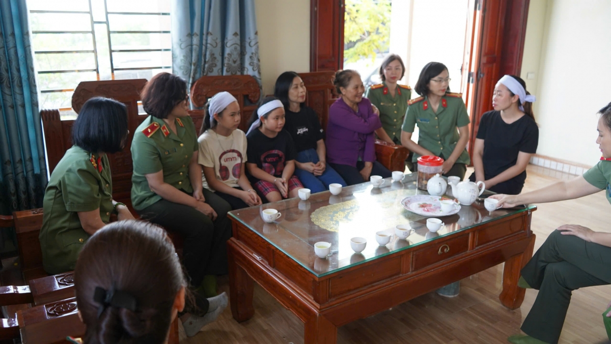Thăm hỏi động viên gia đình đồng chí Phan Văn Thành, hy sinh khi cứu 03 cháu nhỏ đuối nước