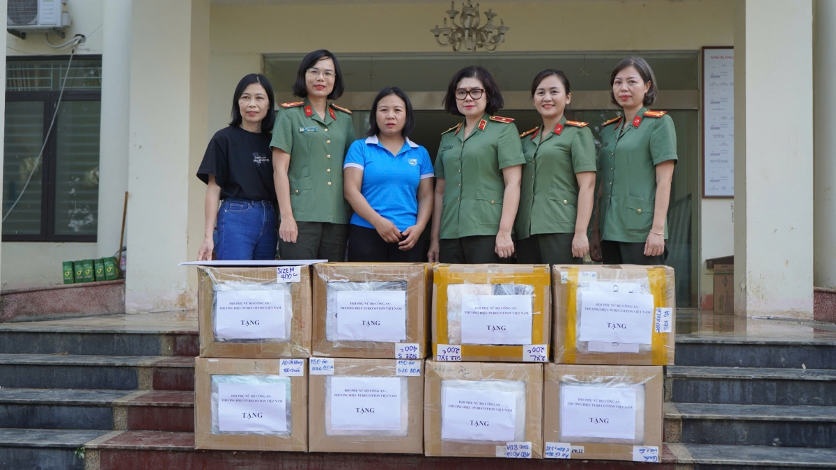 Trao 1.800 sản phẩm quần áo phụ nữ cho Hội Liên hiệp Phụ nữ phường Phan Đình Phùng