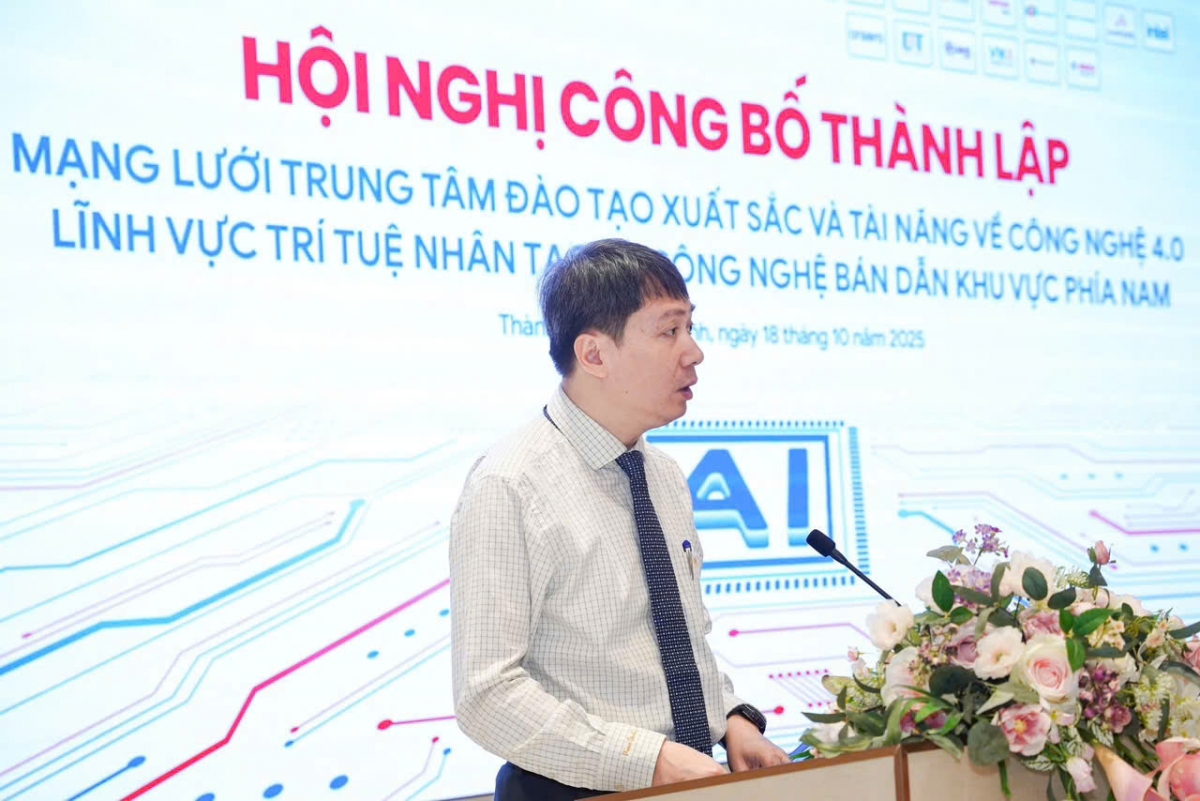 PGS. TS. Phạm Quang Hưng - Cục trưởng Cục Khoa học, Công nghệ và Thông tin Bộ GD&ĐT phát biểu chỉ đạo Hội nghị