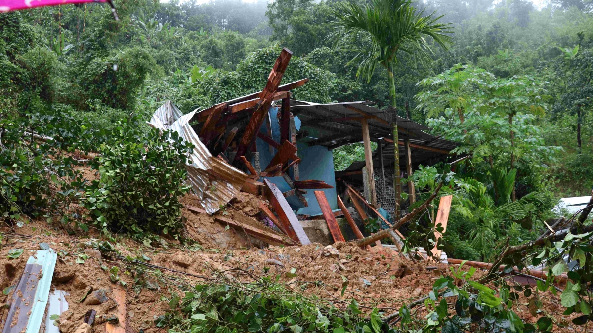 Sạt lở đất vùi lấp nhà dân tại xã Trà Leng, thành phố Đà Nẵng