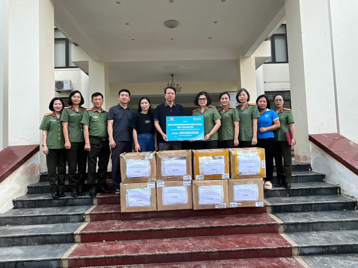 Trao tặng UBND phường Phan Đình Phùng nguồn lực 500 triệu đồng