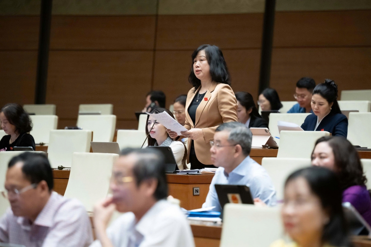 Bộ trưởng Bộ Y tế Đào Hồng Lan phát biểu trước Quốc hội