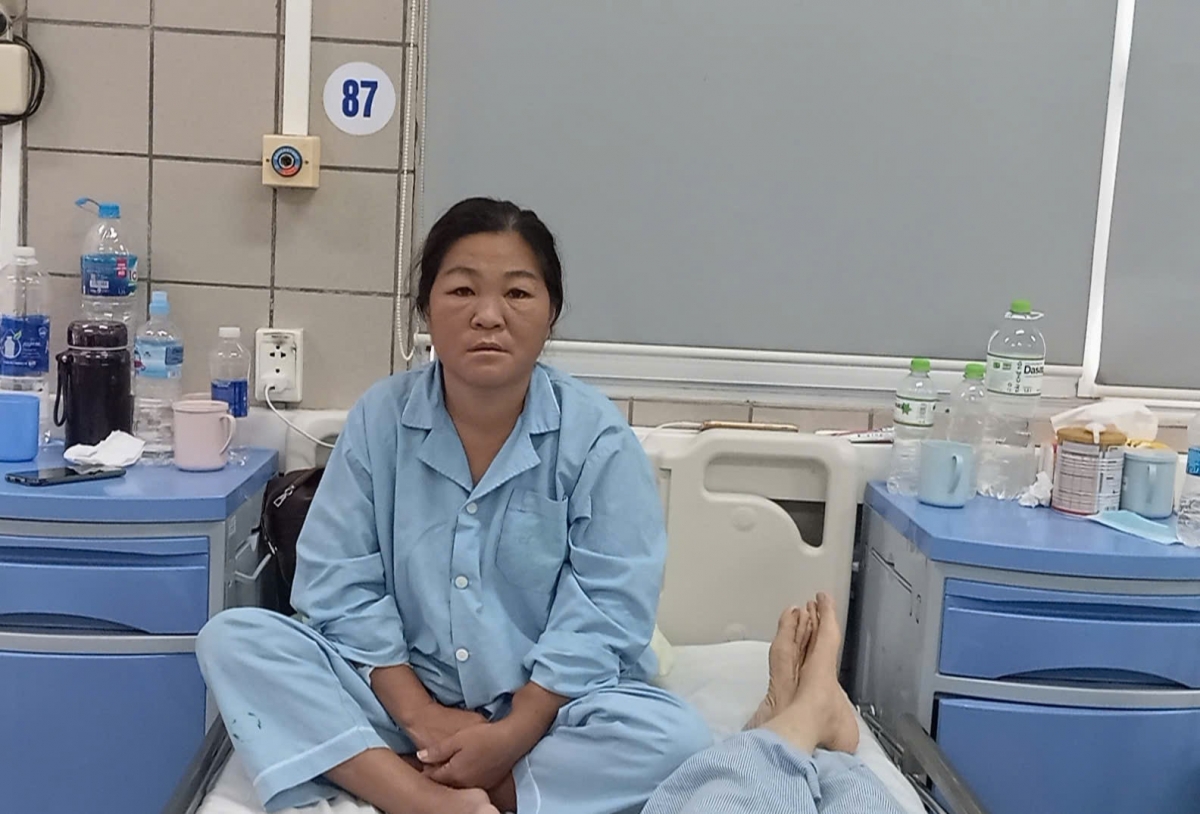 Chị Tẩn Thị Nhĩnh đang phải lọc máu ở bệnh viện Bạch Mai, Hà Nội vì căn bệnh suy thận mạn