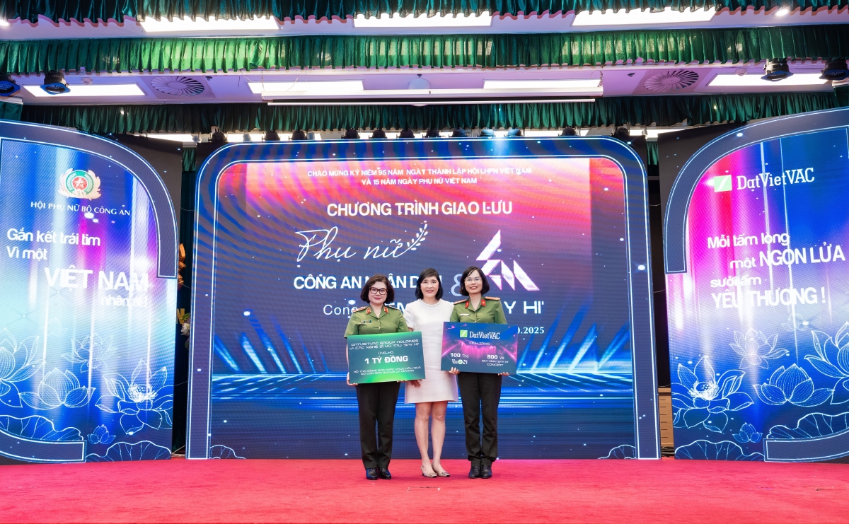 Đại diện Đất Việt VAC trao tặng tiền và hiện vật đồng hành cùng phụ nữ Bộ Công an. Ảnh Ban TC