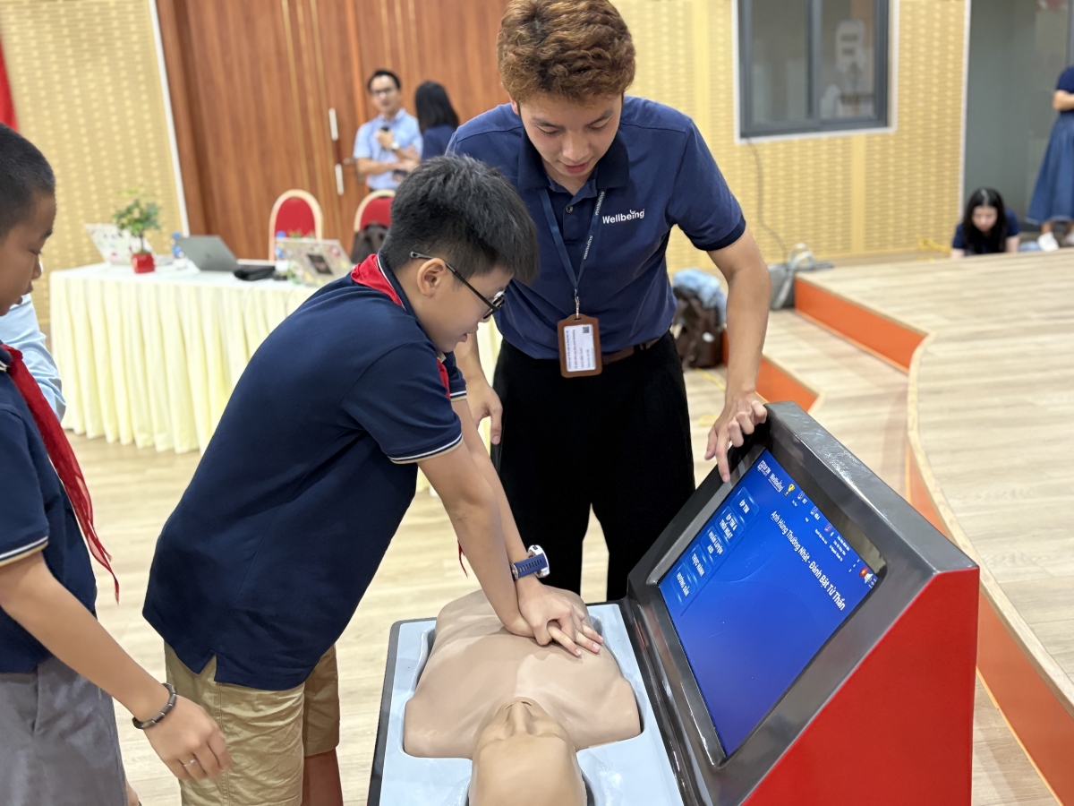 Các em học sinh của Tiểu học Đoàn Thị Điểm (Hà Nội) đang học kỹ năng sơ cấp cứu với Thiết bị huấn luyện Hồi sức tim phổi thế hệ mới eCPR (Ảnh: Tổ chức Giáo dục Sức khỏe Wellbeing)
