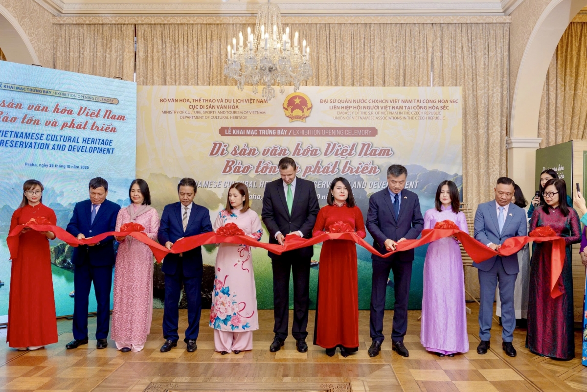 Lễ khai mạc trưng bày “Di sản văn hóa Việt Nam - Bảo tồn và phát triển” tại Cộng hoà Séc. Ảnh: Hải Ninh