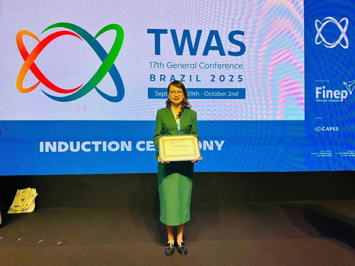 GS.TS NGƯT Nguyễn Thị Thanh Mai – Phó Giám đốc ĐHQG TP.HCM nhận Bằng công nhận Viện sĩ  TWAS (Ảnh: ĐHQGTPHCM)