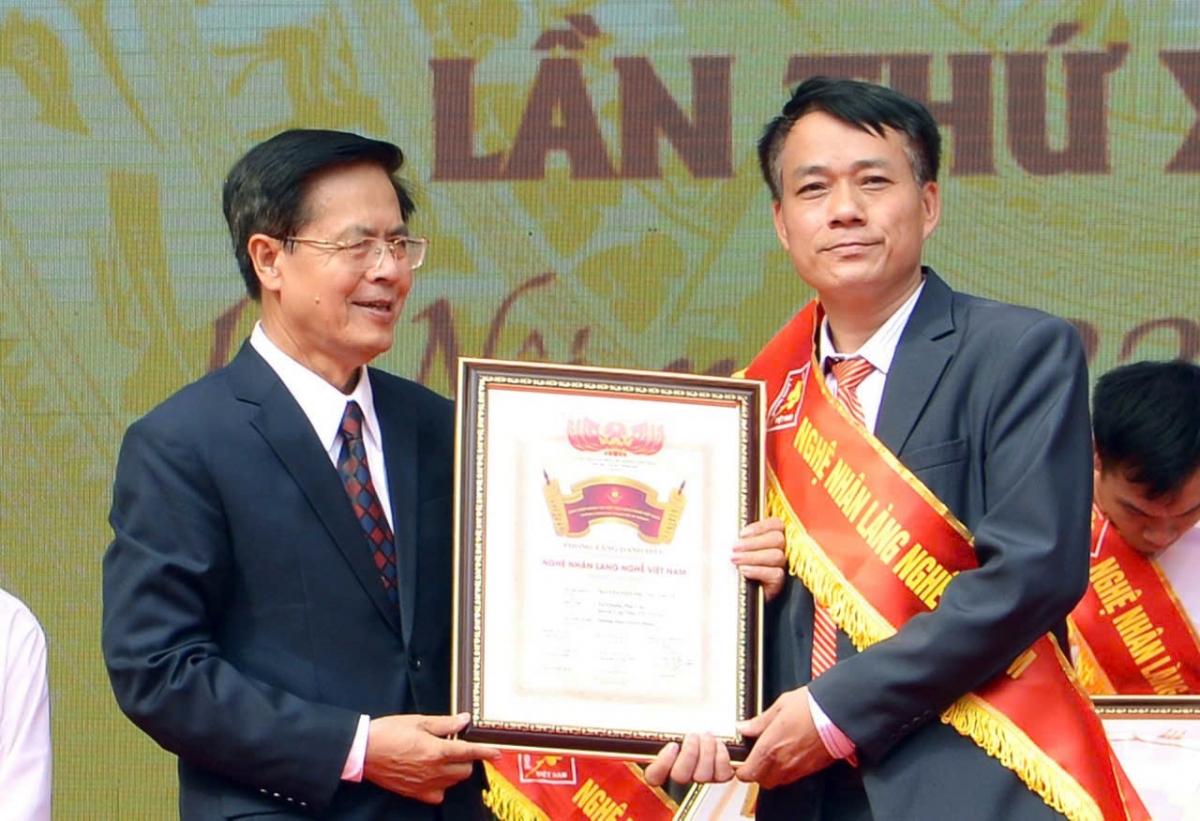 Anh Nguyễn Tiến Thi, Giám đốc HTX Xà Cầu cho biết bản thân sinh ra và lớn lên ở làng, hiểu được giá trị nghề truyền thống cha ông để lại nên đã lựa chọn và xây dựng mô hình hợp tác xã. Ảnh: NVCC