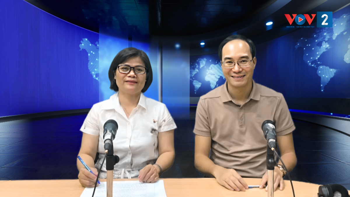 Ông Ngô Hương Giang (phải) bàn luận về công tác quản lý phim trên không gian mạng tại VOV2