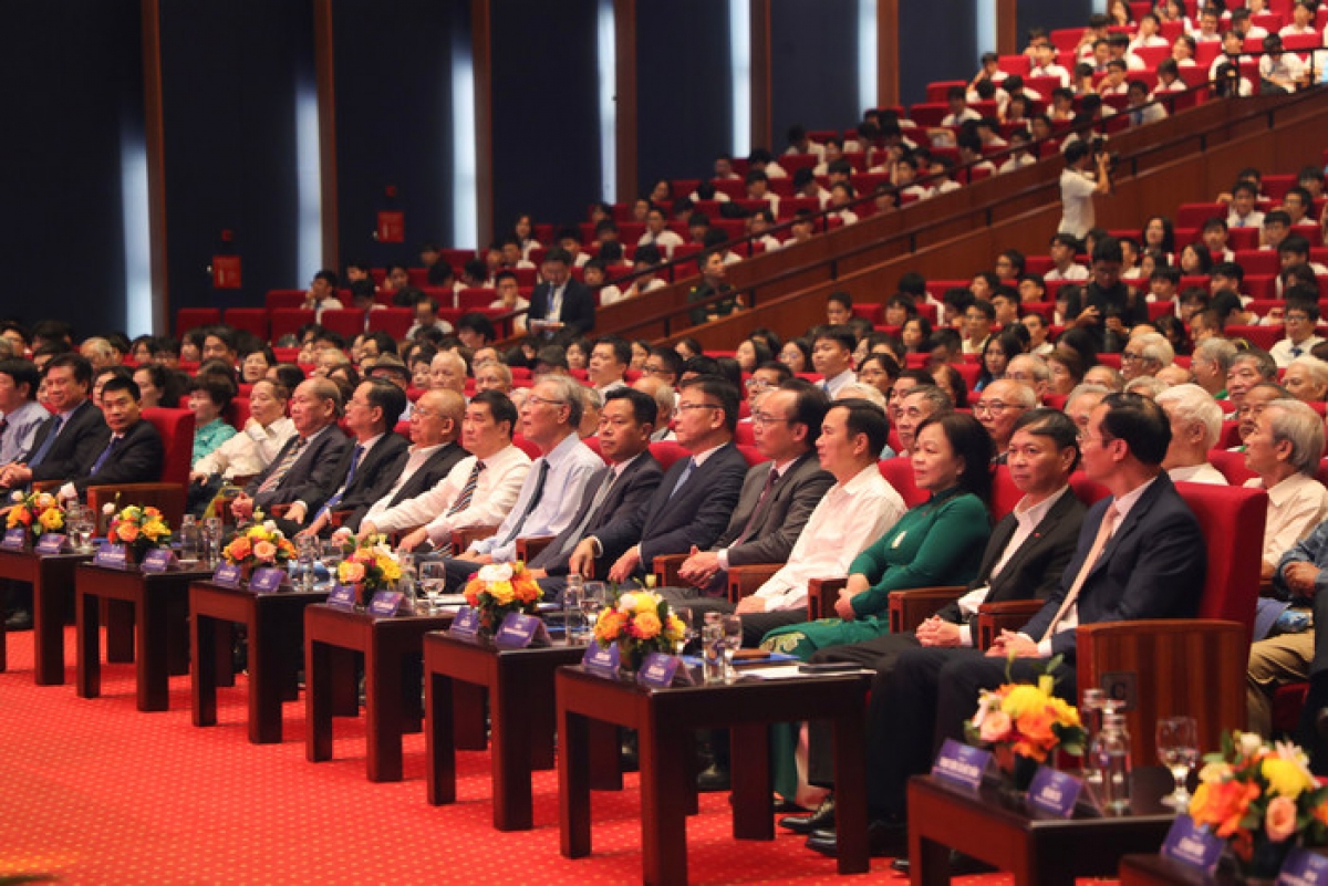Các đại biểu tham dự Lễ kỷ niệm 60 năm thành lập trường THPT chuyên KHTN ĐHQGHN
(Ảnh : VNU)
